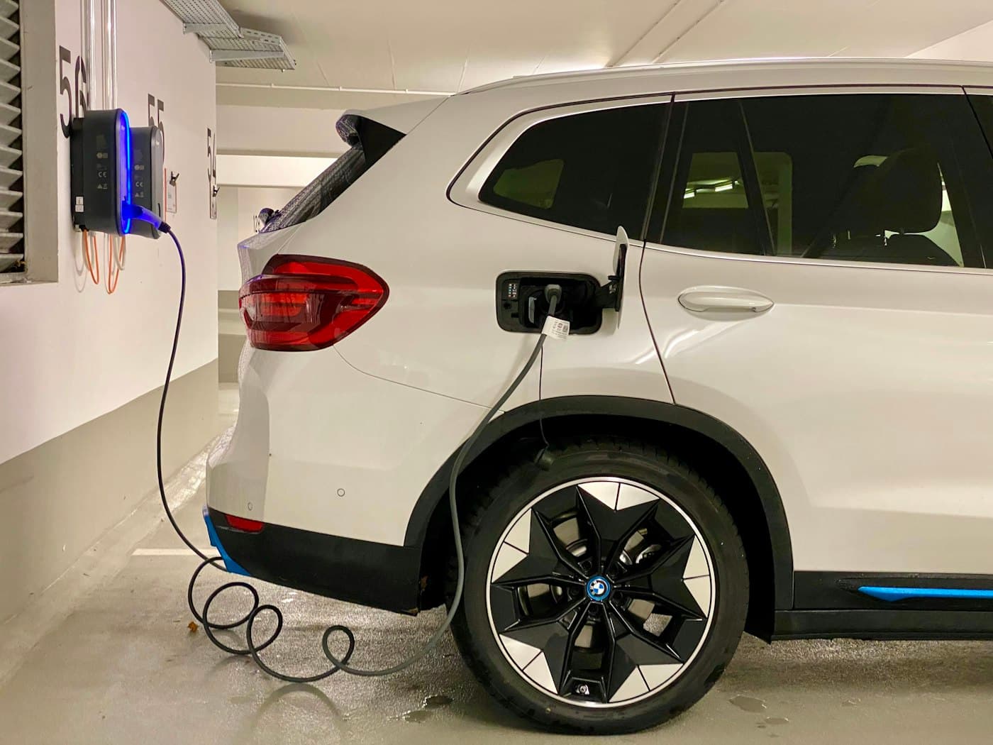 Photo 1 of 4 of 2021 Hyundai Kona Electric Premium